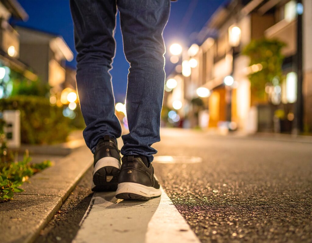 スニーカーを履いた男性