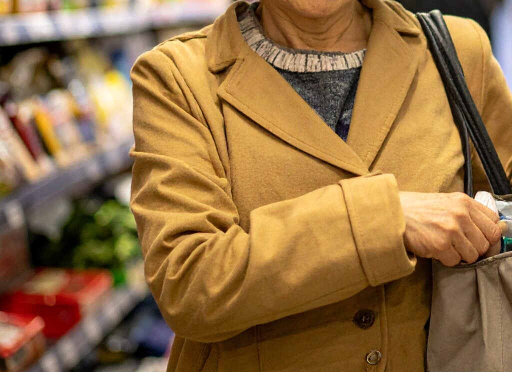 万引きする女性