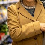 万引きする女性