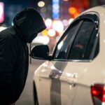 車内を覗き込む不審人物