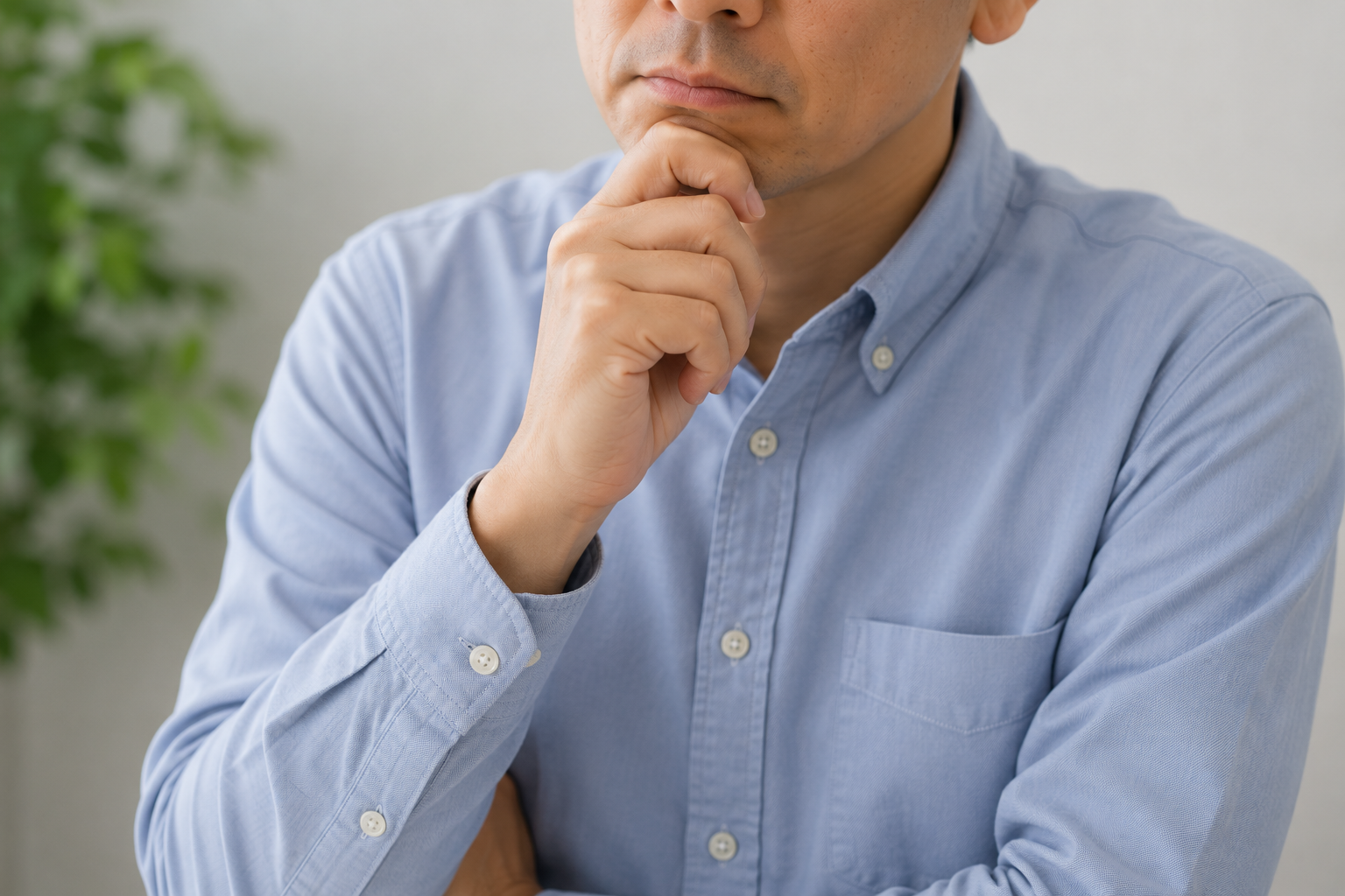 考え事をしている男性